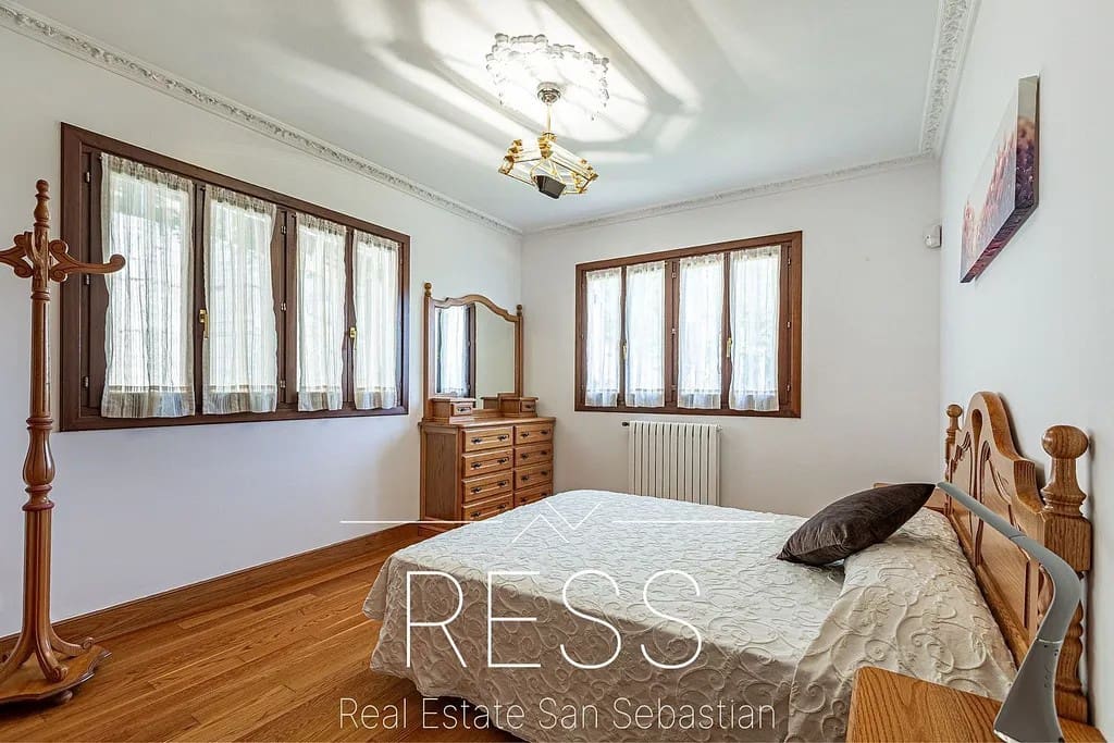 6 bedroom Villa for sale in Hondarribia with pool - € 1,490,000 (Ref: 9814665)