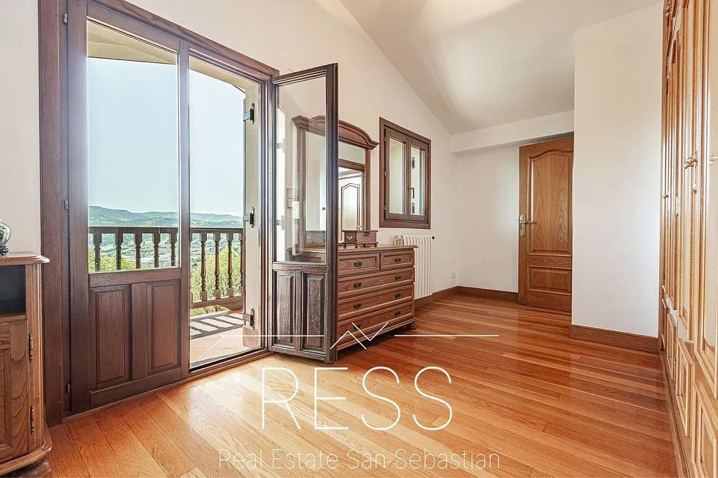 6 bedroom Villa for sale in Hondarribia with pool - € 1,490,000 (Ref: 9814665)