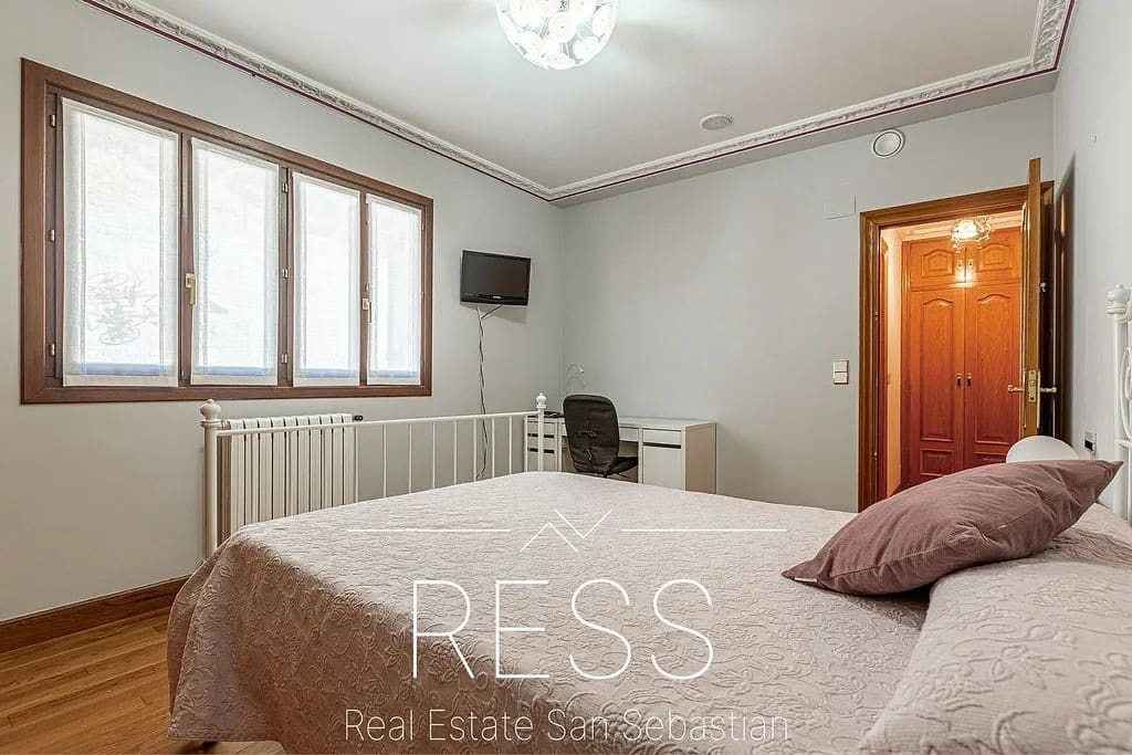 6 bedroom Villa for sale in Hondarribia with pool - € 1,490,000 (Ref: 9814665)