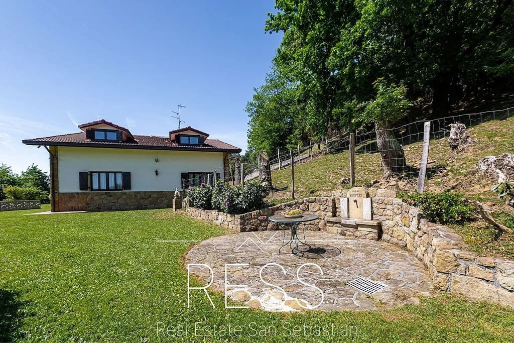 6 bedroom Villa for sale in Hondarribia with pool - € 1,490,000 (Ref: 9814665)