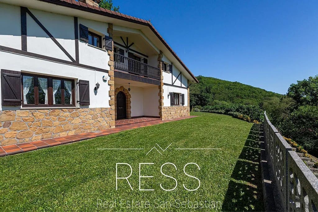 6 bedroom Villa for sale in Hondarribia with pool - € 1,490,000 (Ref: 9814665)