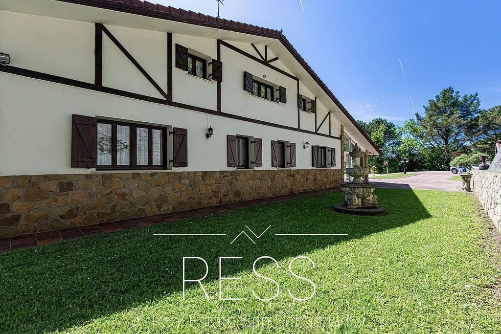 6 bedroom Villa for sale in Hondarribia with pool - € 1,490,000 (Ref: 9814665)