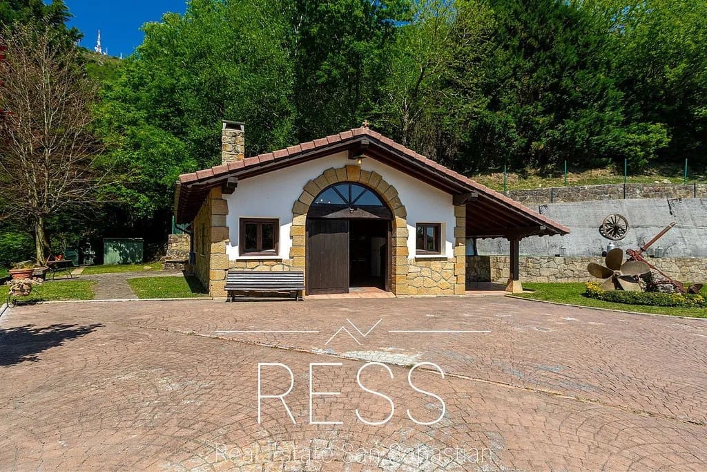 6 bedroom Villa for sale in Hondarribia with pool - € 1,490,000 (Ref: 9814665)