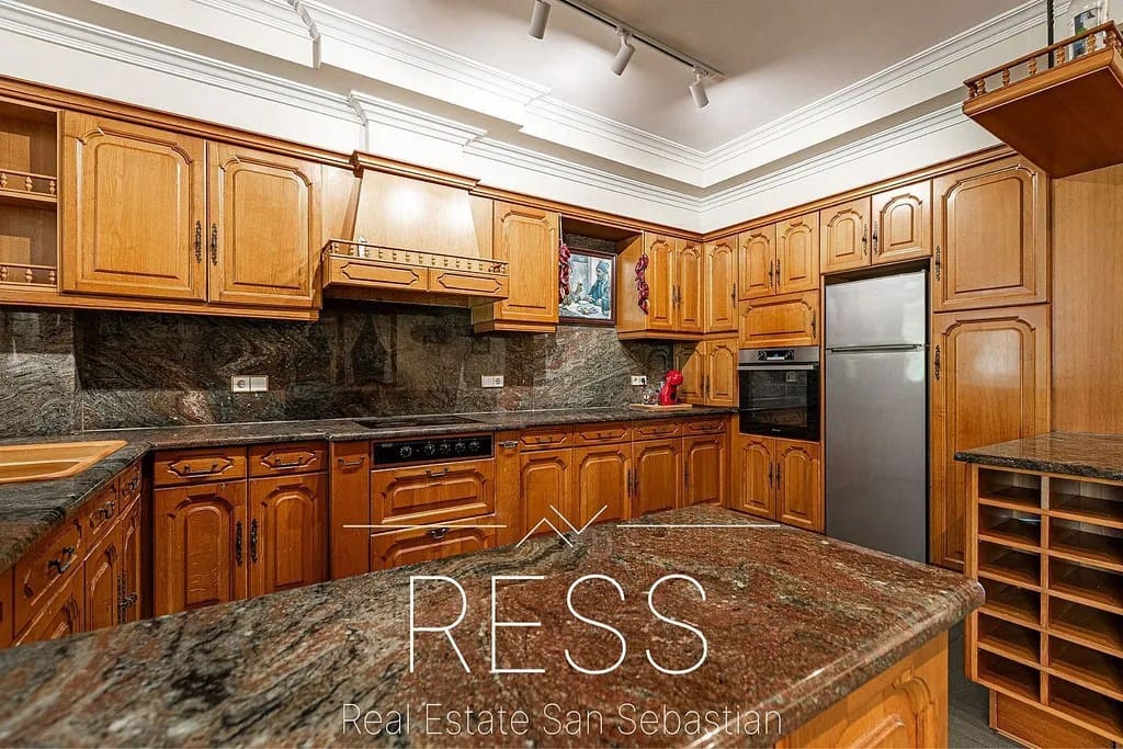 6 bedroom Villa for sale in Hondarribia with pool - € 1,490,000 (Ref: 9814665)
