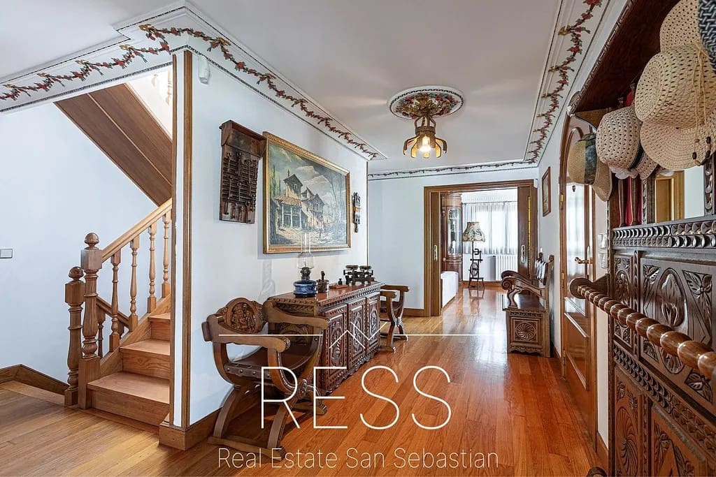 6 bedroom Villa for sale in Hondarribia with pool - € 1,490,000 (Ref: 9814665)