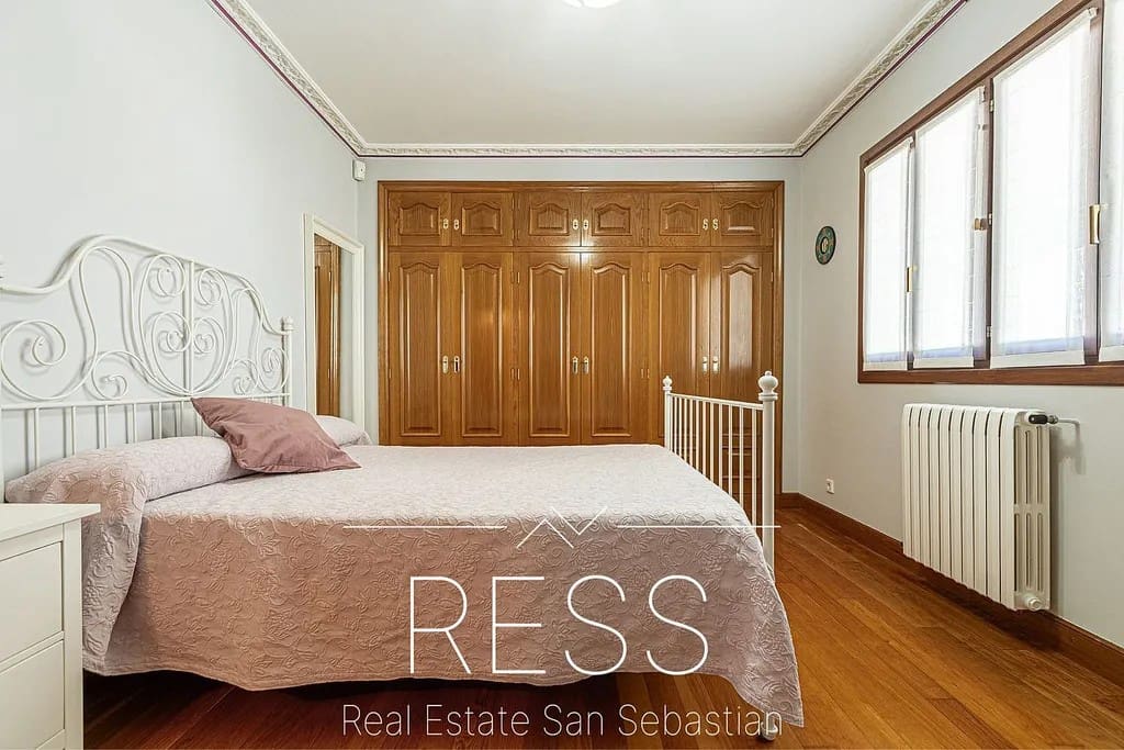 6 bedroom Villa for sale in Hondarribia with pool - € 1,490,000 (Ref: 9814665)