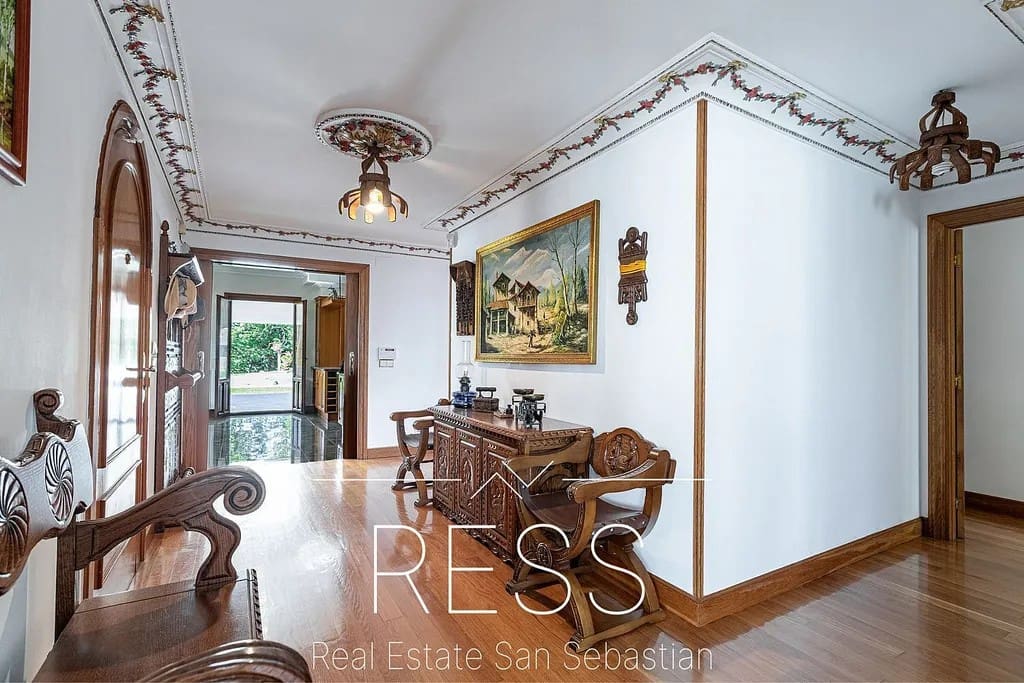 6 bedroom Villa for sale in Hondarribia with pool - € 1,490,000 (Ref: 9814665)