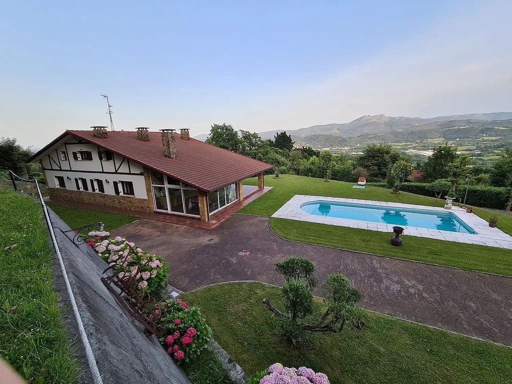 6 bedroom Villa for sale in Hondarribia with pool - € 1,490,000 (Ref: 9814665)