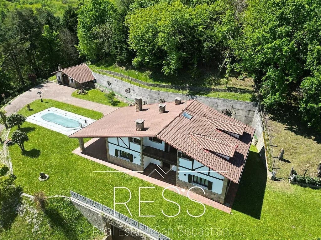 6 bedroom Villa for sale in Hondarribia with pool - € 1,490,000 (Ref: 9814665)