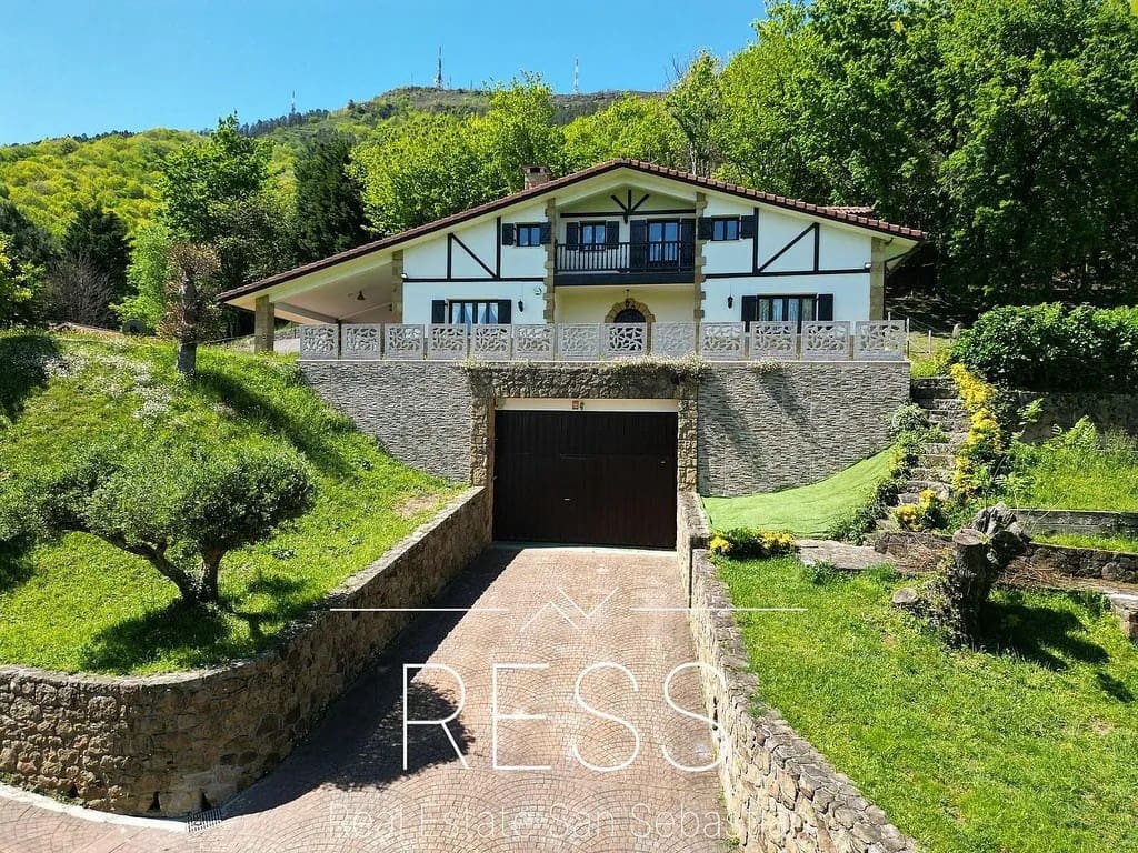 6 bedroom Villa for sale in Hondarribia with pool - € 1,490,000 (Ref: 9814665)