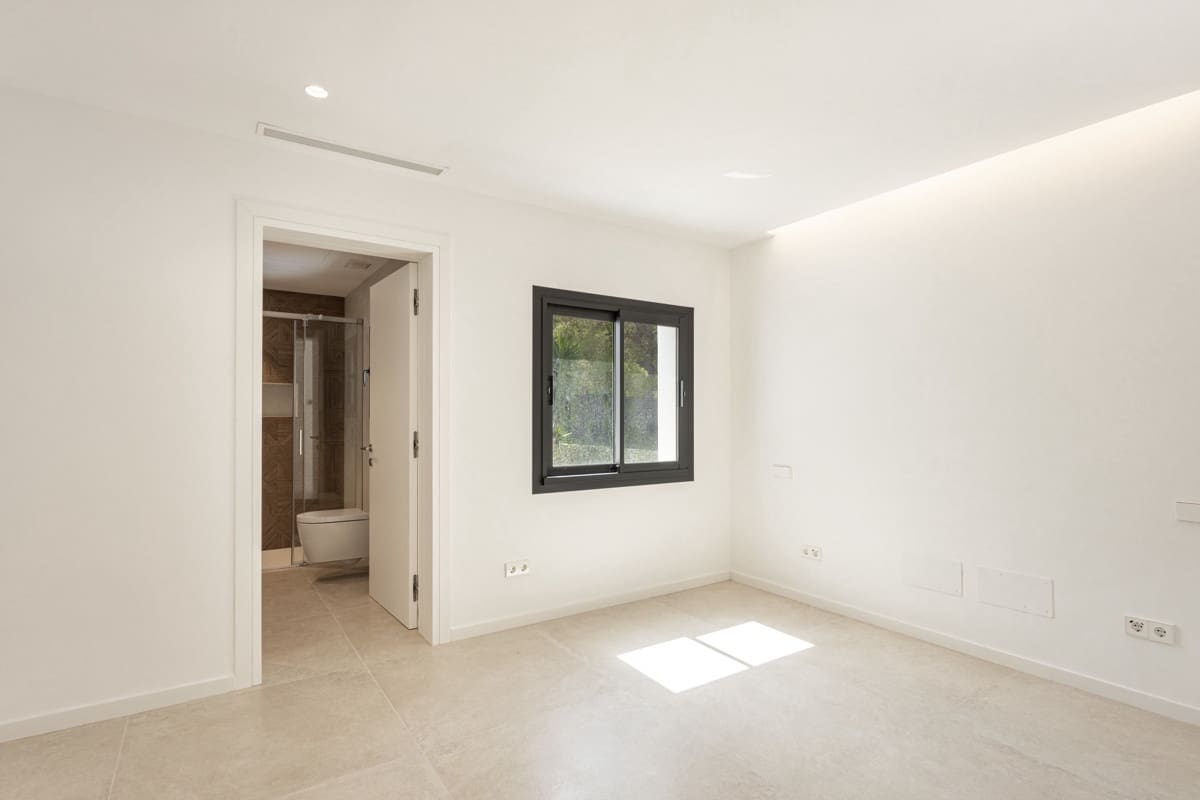 6 bedroom Villa for sale in Santa Ponsa with pool - € 4,495,000 (Ref: 7857715)