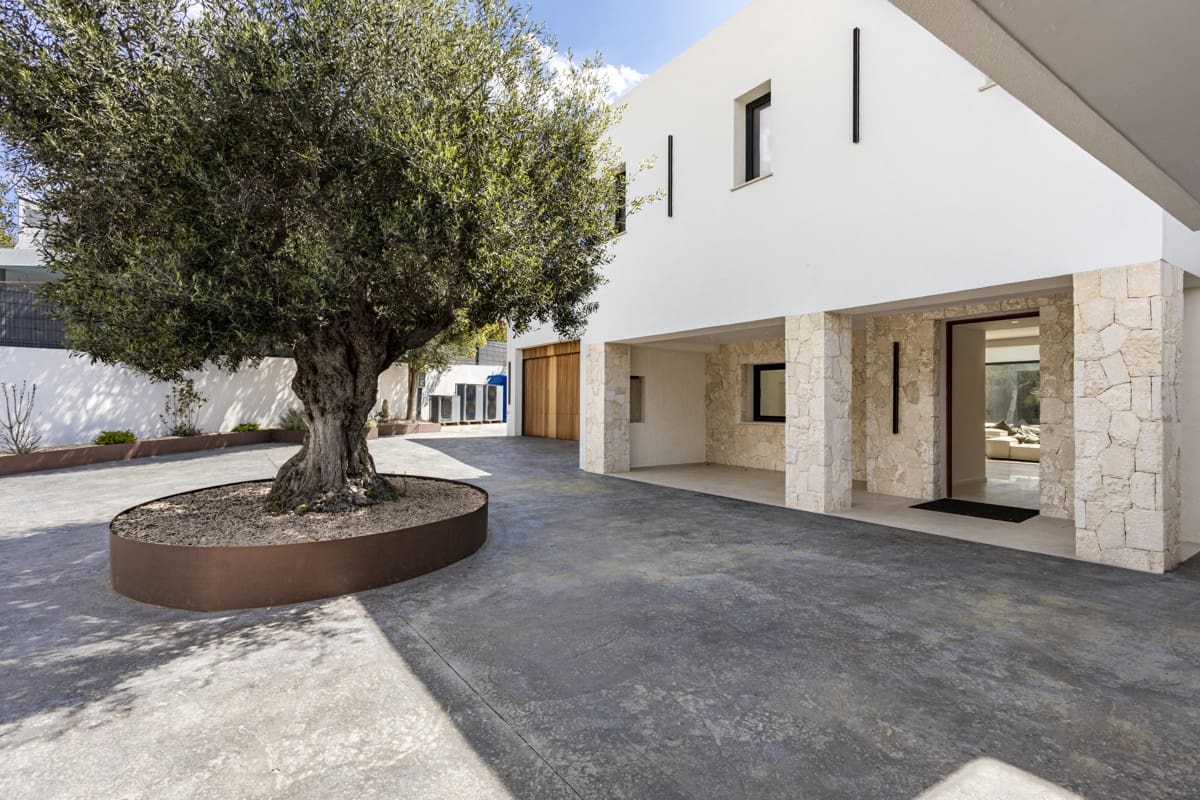 6 bedroom Villa for sale in Santa Ponsa with pool - € 4,495,000 (Ref: 7857715)