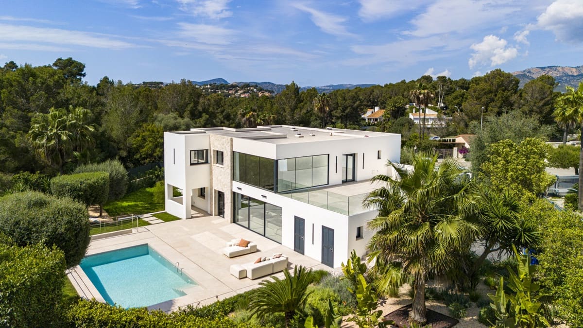 6 bedroom Villa for sale in Santa Ponsa with pool - € 4,495,000 (Ref: 7857715)