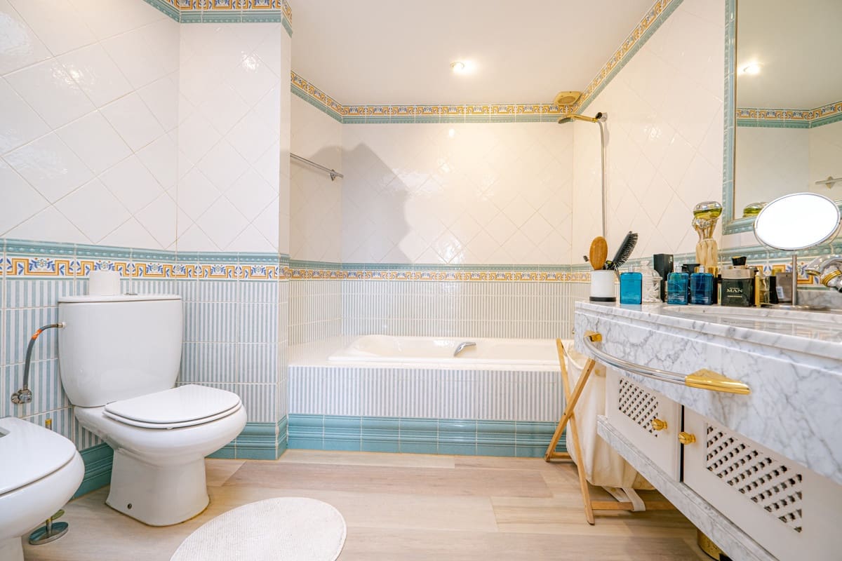 5 bedroom Villa for sale in Bendinat with pool - € 3,800,000 (Ref: 8803924)