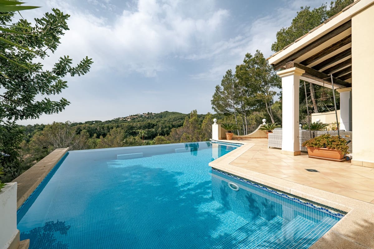 5 bedroom Villa for sale in Bendinat with pool - € 3,800,000 (Ref: 8803924)