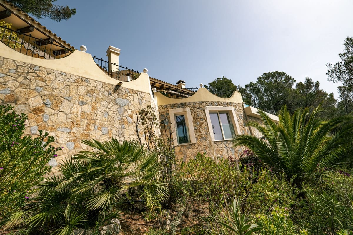 5 bedroom Villa for sale in Bendinat with pool - € 3,800,000 (Ref: 8803924)