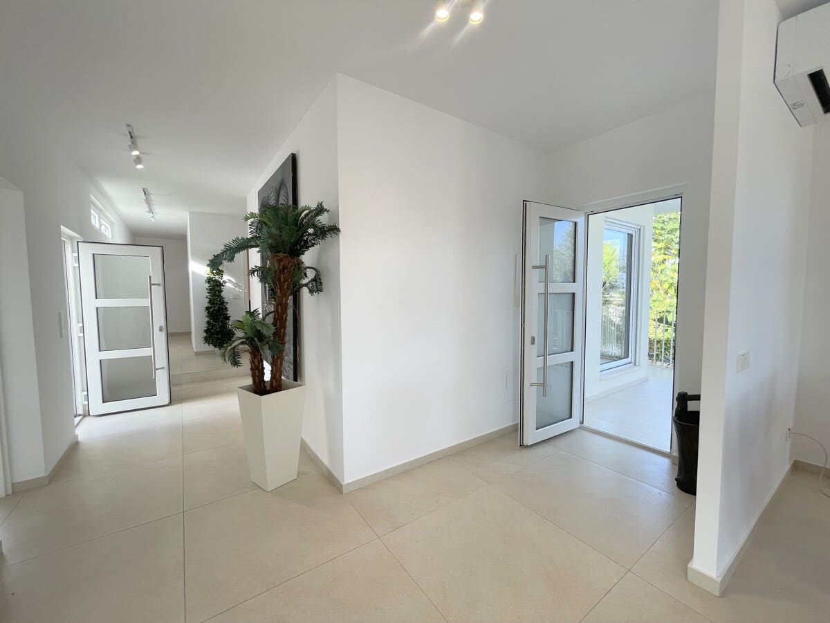 6 bedroom Villa for rent in Palmanova with pool - € 9,800 (Ref: 8811954)