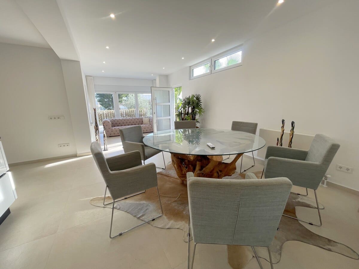 6 bedroom Villa for rent in Palmanova with pool - € 9,800 (Ref: 8811954)