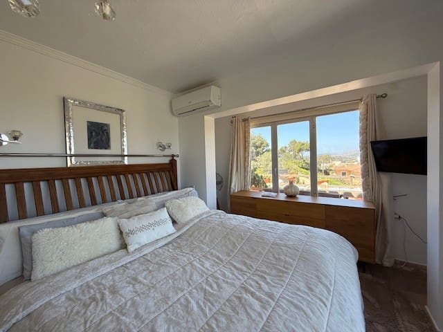 5 bedroom Villa for sale in Santa Ponsa with pool - € 1,999,000 (Ref: 8923350)