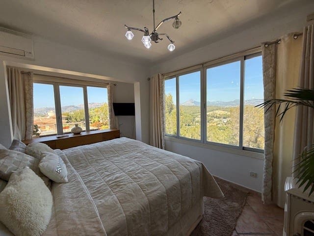 5 bedroom Villa for sale in Santa Ponsa with pool - € 1,999,000 (Ref: 8923350)