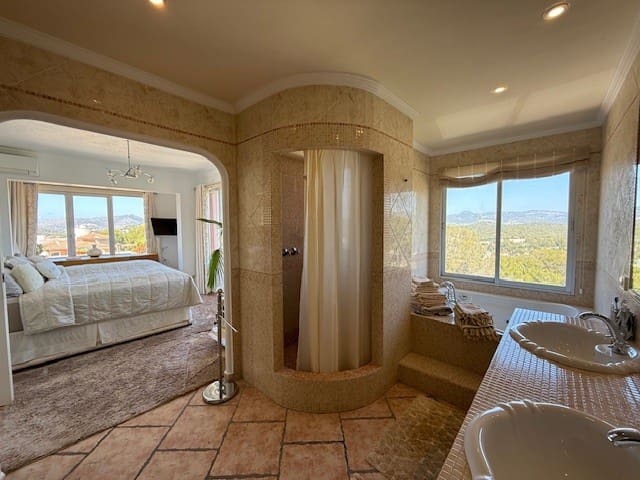 5 bedroom Villa for sale in Santa Ponsa with pool - € 1,999,000 (Ref: 8923350)