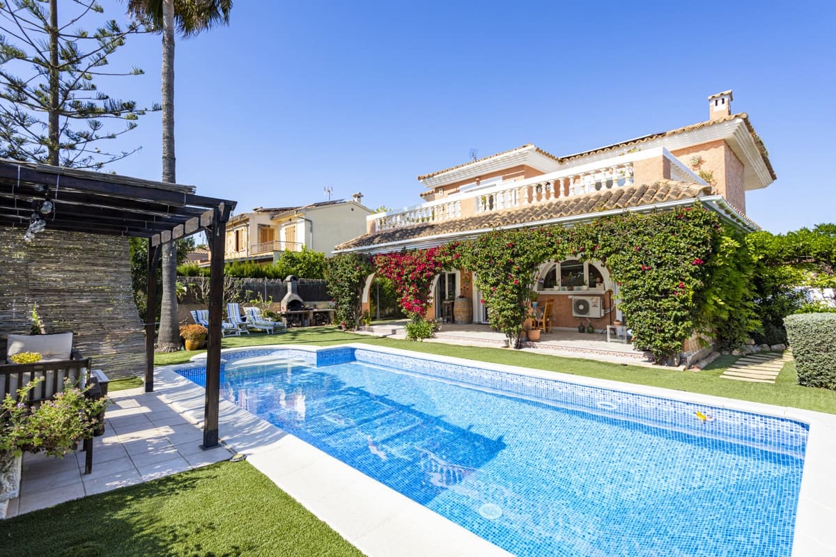 4 soveværelse Villa til salg i El Toro / Port Adriano med swimmingpool - € 1.650.000 (Ref: 9002358)
