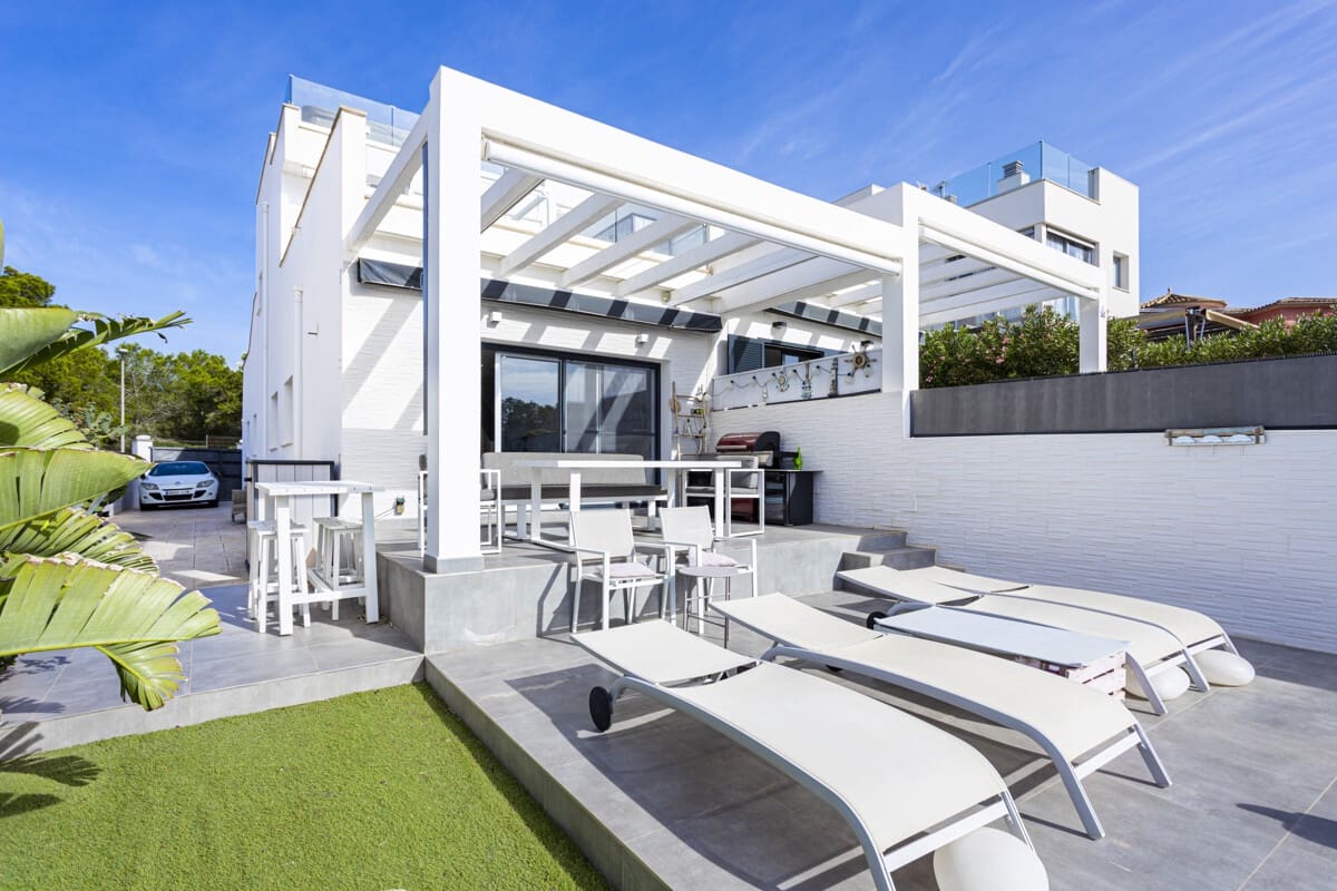 3 makuuhuone Omakotitalo myytävänä paikassa Tolleric mukana uima-altaan 
autotalli - 1 099 000 € (Ref: 9346553)