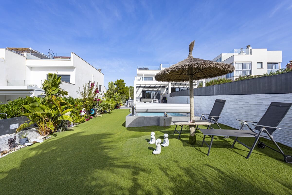 3 makuuhuone Omakotitalo myytävänä paikassa Tolleric mukana uima-altaan 
autotalli - 1 099 000 € (Ref: 9346553)