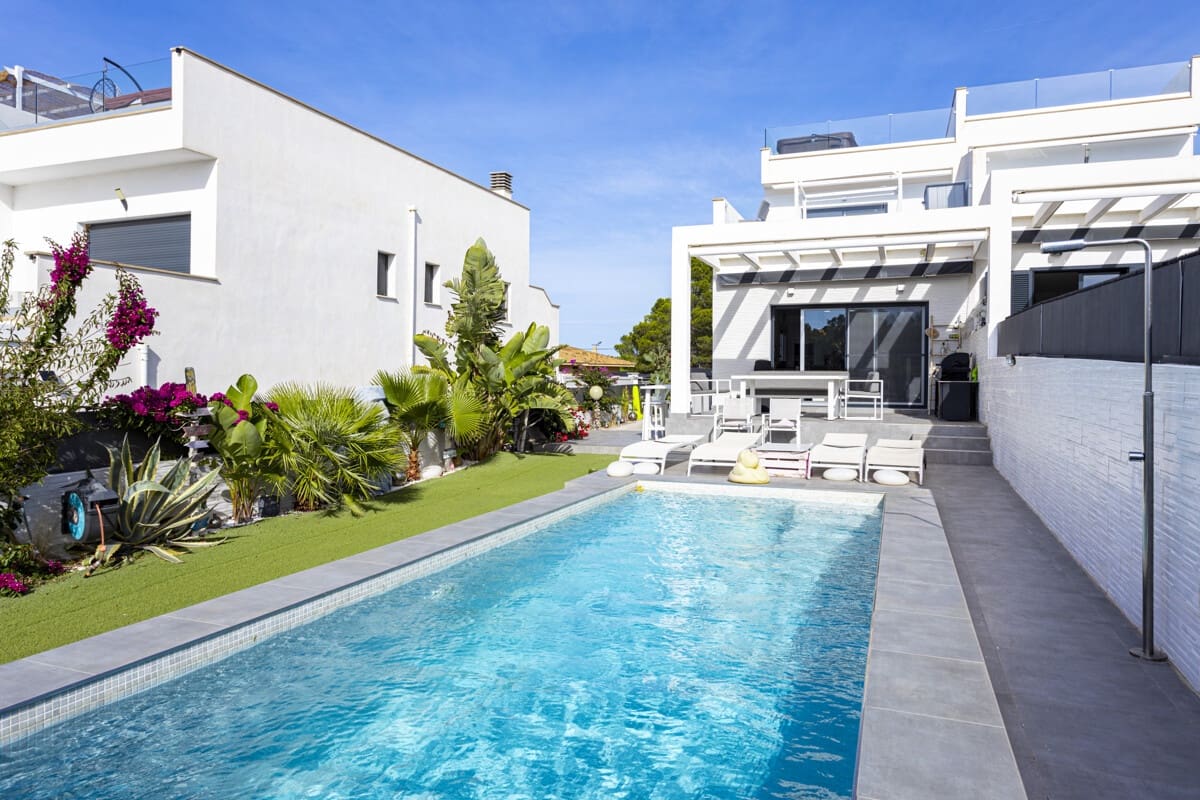 3 makuuhuone Omakotitalo myytävänä paikassa Tolleric mukana uima-altaan 
autotalli - 1 099 000 € (Ref: 9346553)