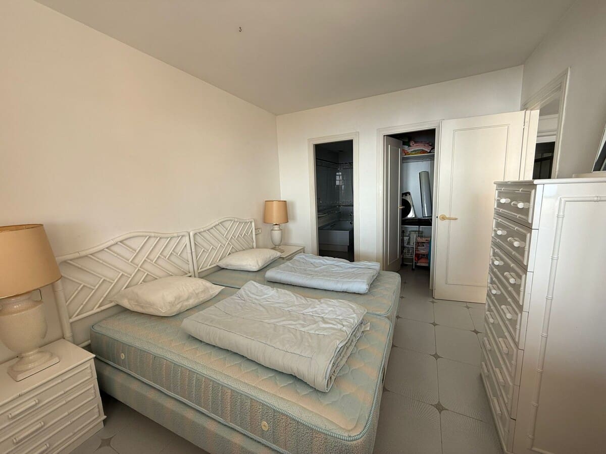 2 bedroom Flat for sale in Illetas with pool - € 695,000 (Ref: 9400232)