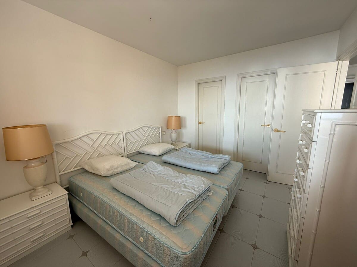 2 bedroom Flat for sale in Illetas with pool - € 695,000 (Ref: 9400232)