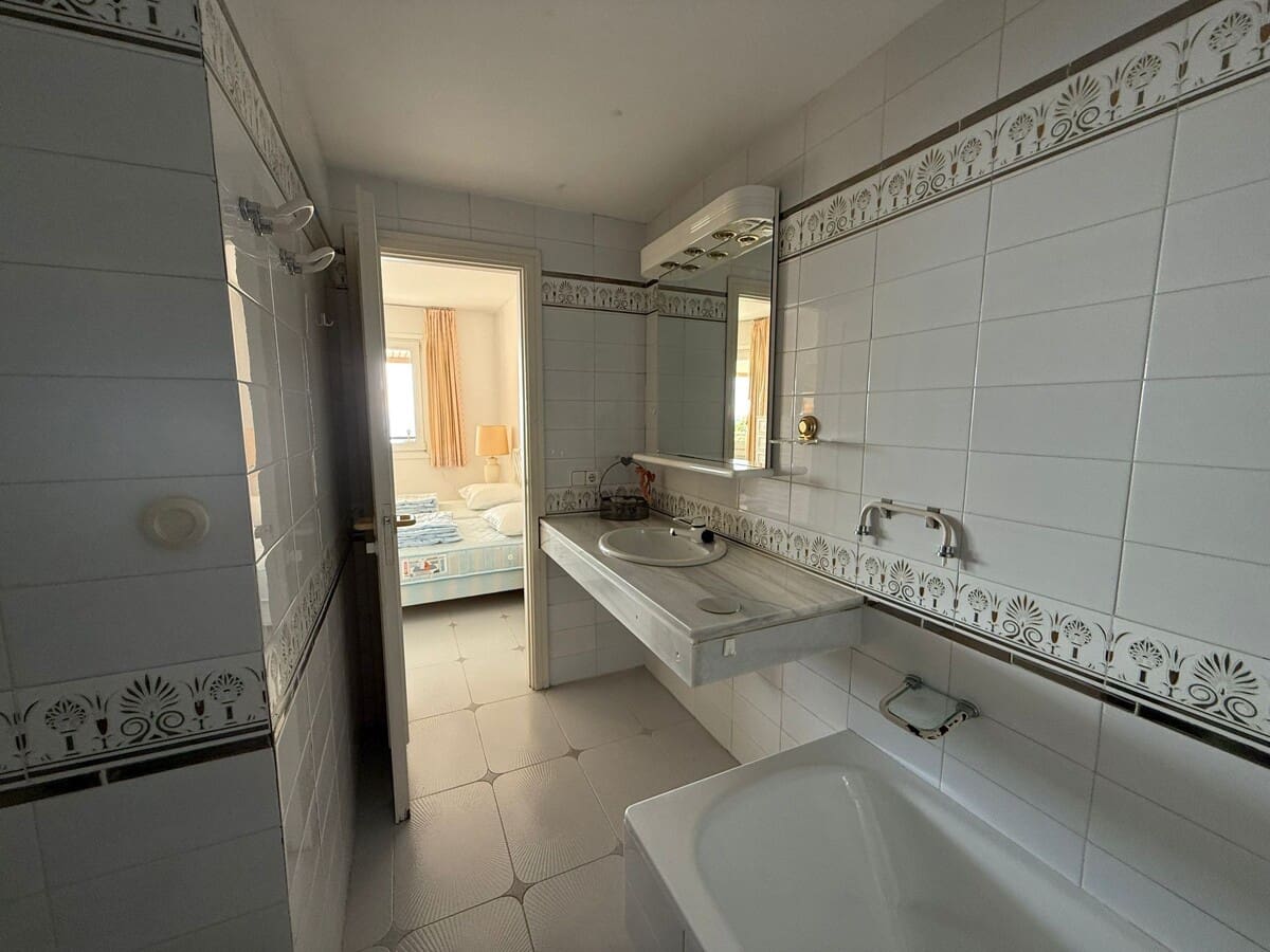 2 bedroom Flat for sale in Illetas with pool - € 695,000 (Ref: 9400232)