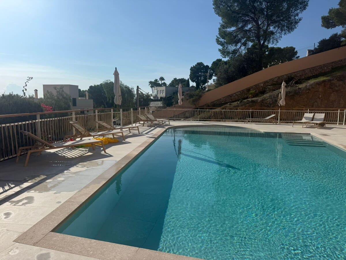 2 bedroom Flat for sale in Illetas with pool - € 695,000 (Ref: 9400232)
