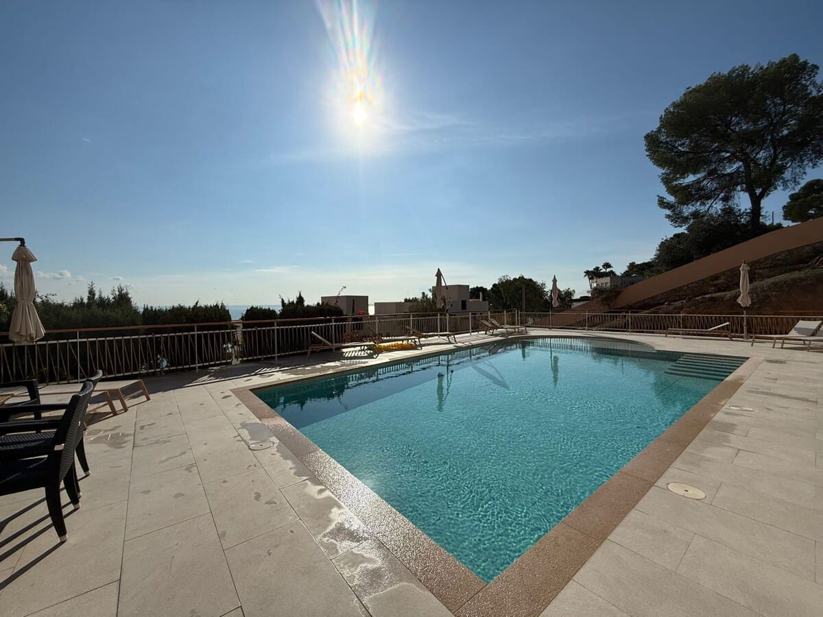 2 bedroom Flat for sale in Illetas with pool - € 695,000 (Ref: 9400232)