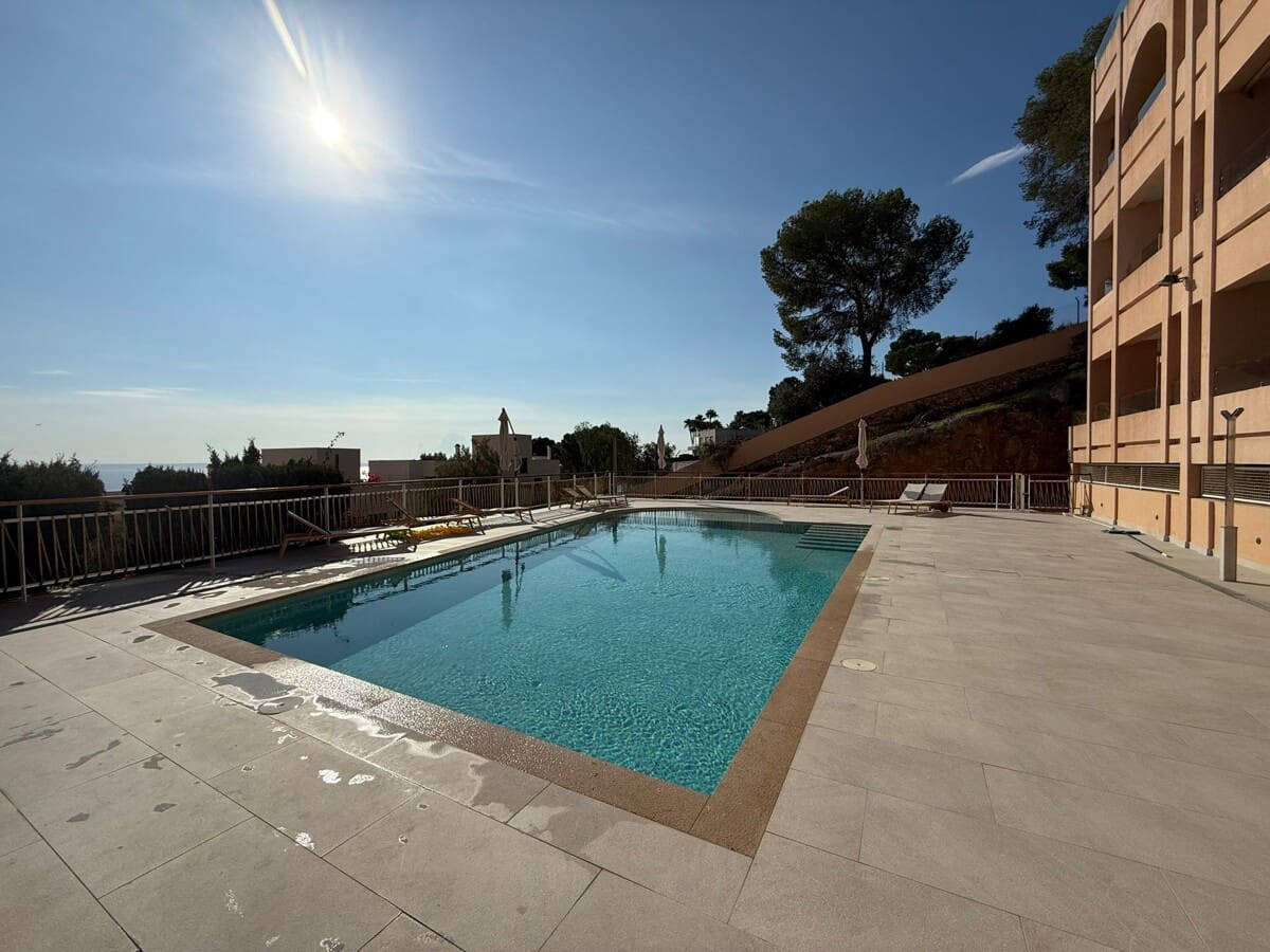 2 bedroom Flat for sale in Illetas with pool - € 695,000 (Ref: 9400232)