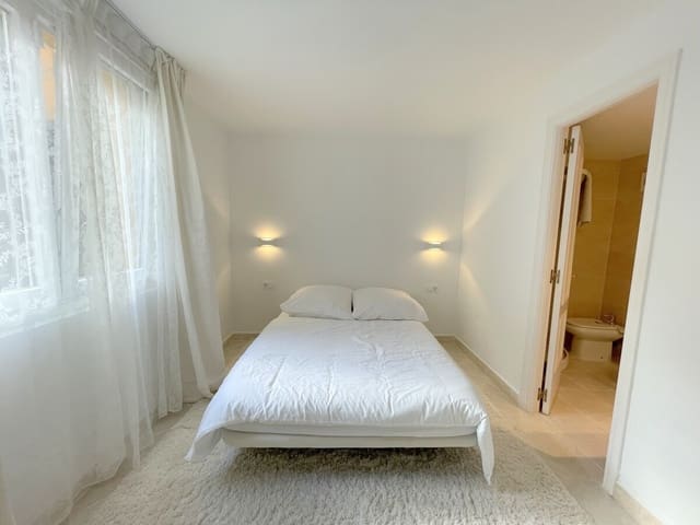 2 bedroom Flat for sale in Santa Ponsa, Calvià with pool garage - € 550,000 (Ref: 9405842)