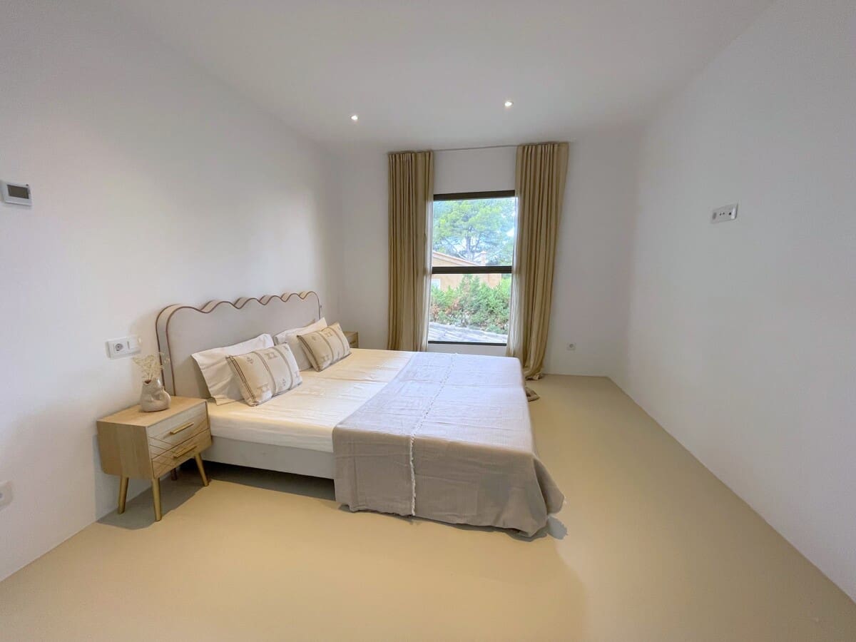 4 bedroom Villa for sale in Santa Ponsa with pool garage - € 2,950,000 (Ref: 9436399)