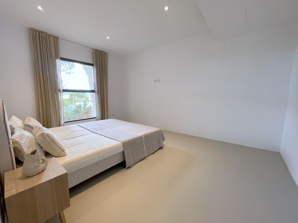 4 bedroom Villa for sale in Santa Ponsa with pool garage - € 2,950,000 (Ref: 9436399)