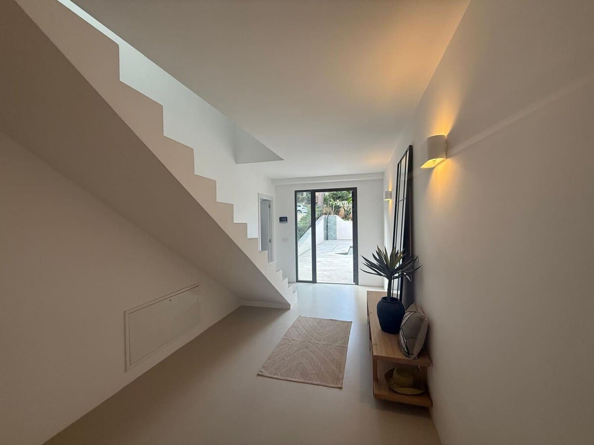 4 bedroom Villa for sale in Santa Ponsa with pool garage - € 2,950,000 (Ref: 9436399)