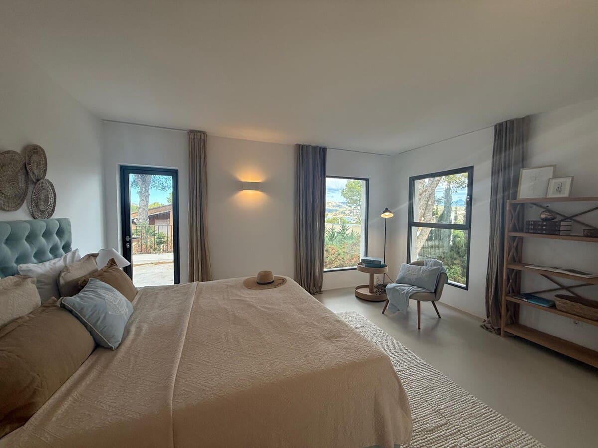 4 bedroom Villa for sale in Santa Ponsa with pool garage - € 2,950,000 (Ref: 9436399)