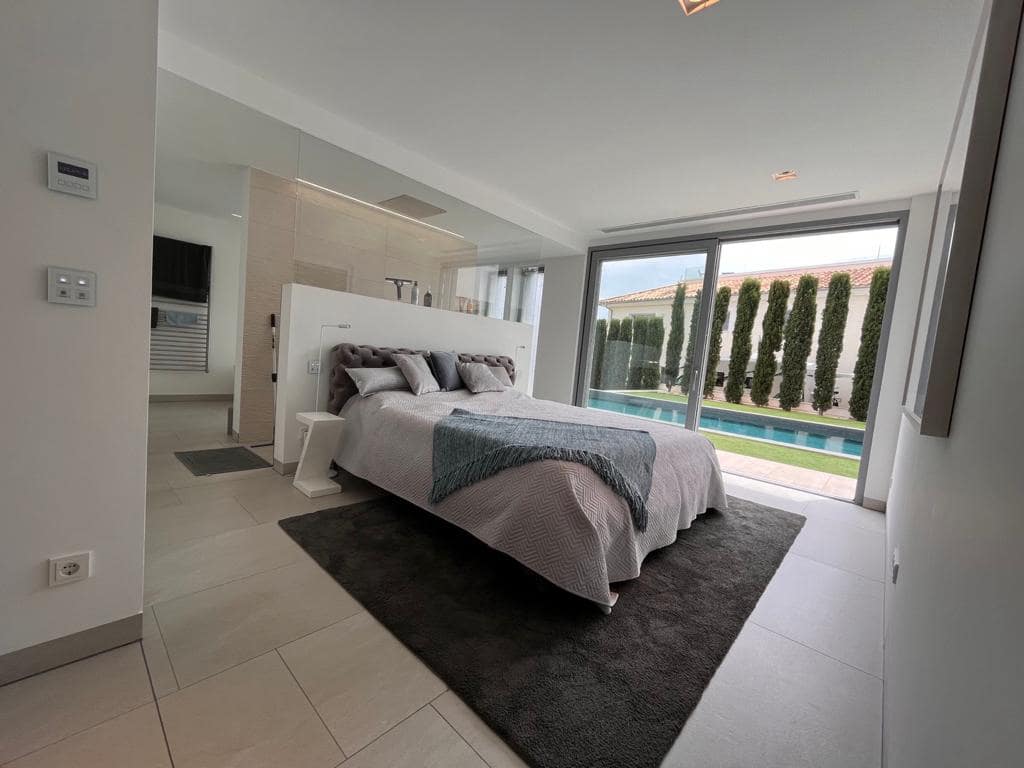 4 bedroom Villa for sale in Santa Ponsa with pool garage - € 5,900,000 (Ref: 9439046)