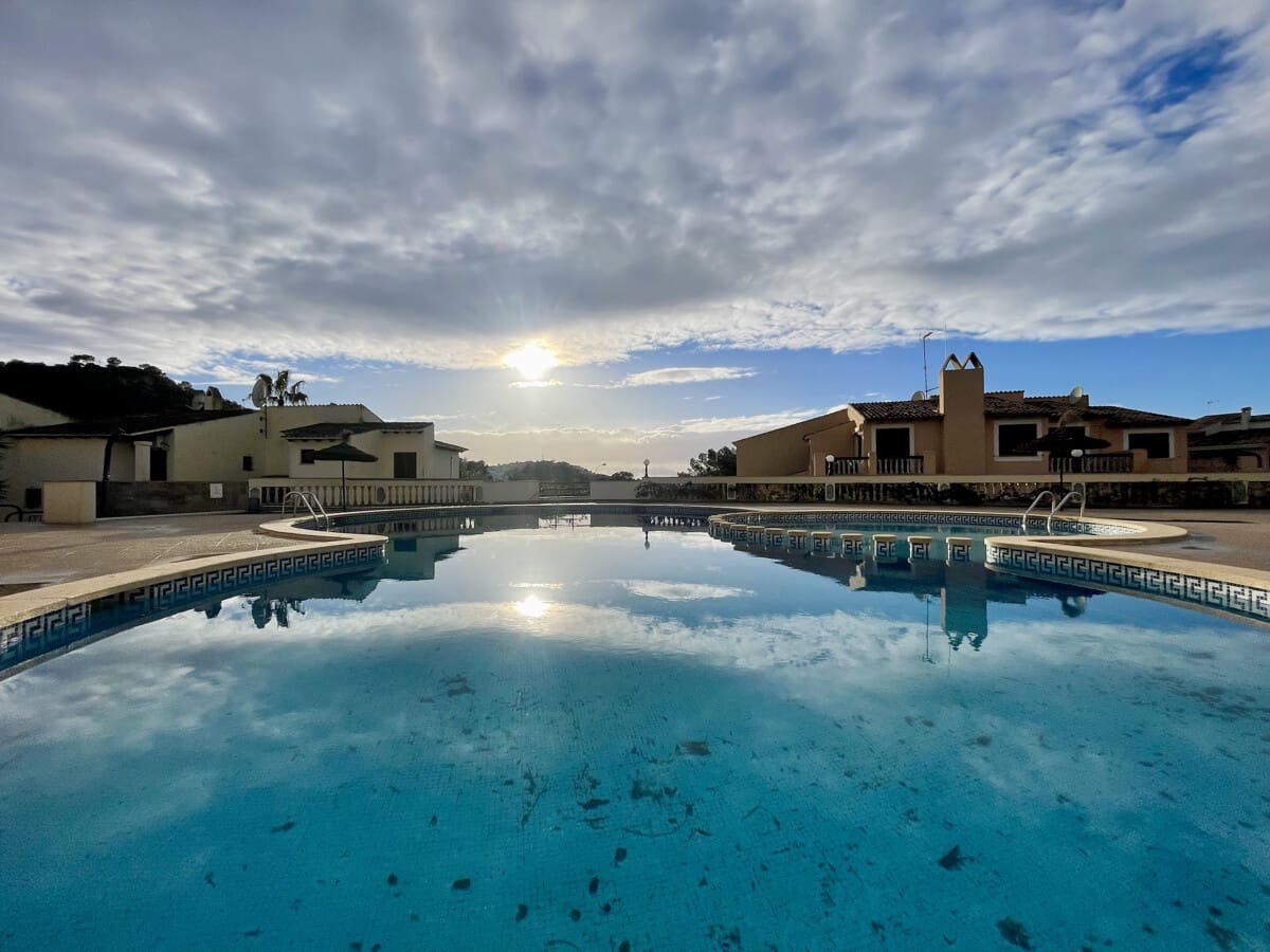 2 slaapkamer Flat te koop in Santa Ponsa met zwembad - € 545.000 (Ref: 9584527)