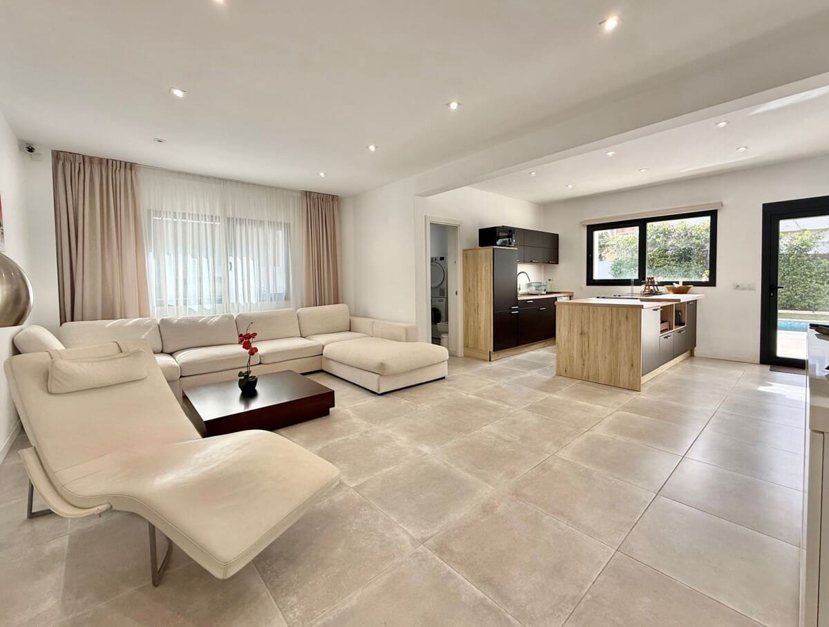 3 bedroom Villa for sale in Santa Ponsa with pool garage - € 2,350,000 (Ref: 9694308)