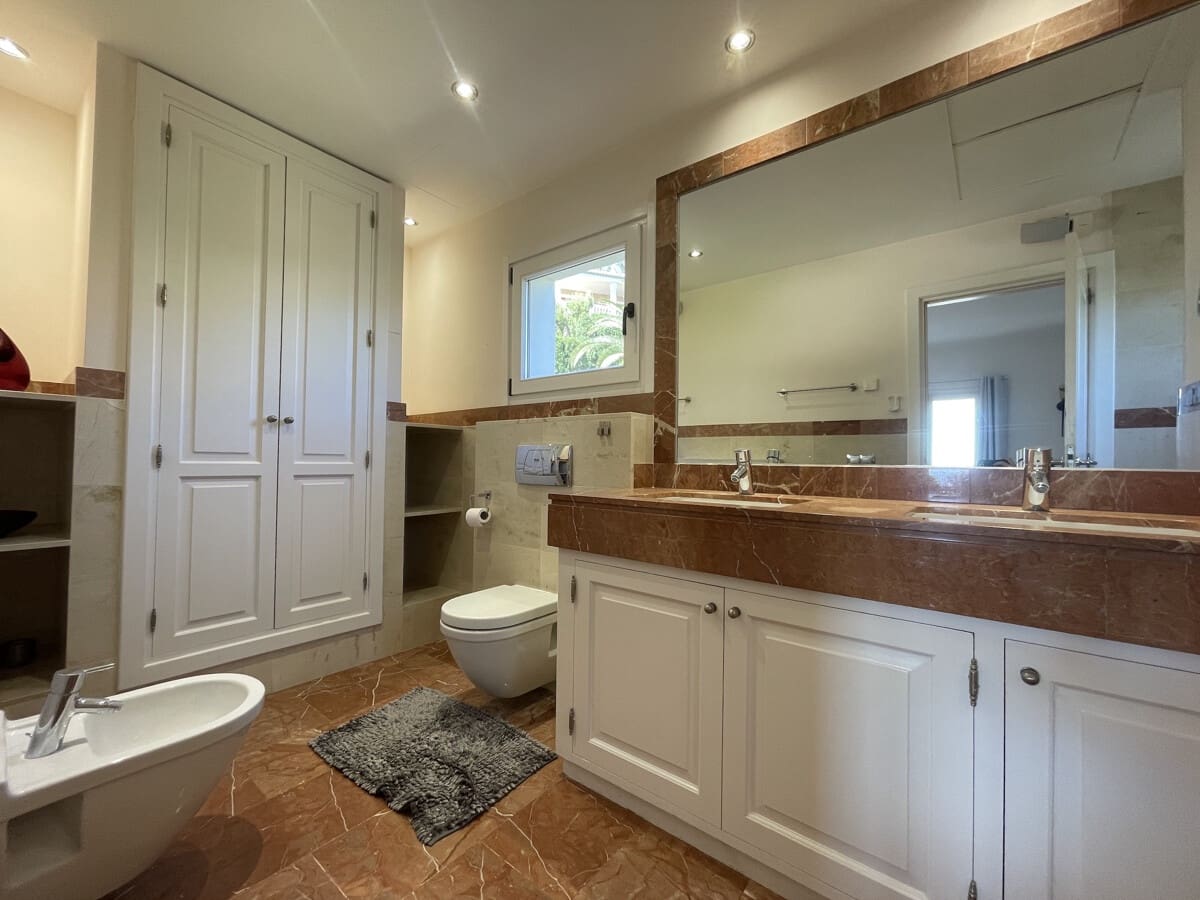 3 quarto Moradia para arrendar em Costa de la Calma com piscina - 5 500 € (Ref: 9755229)