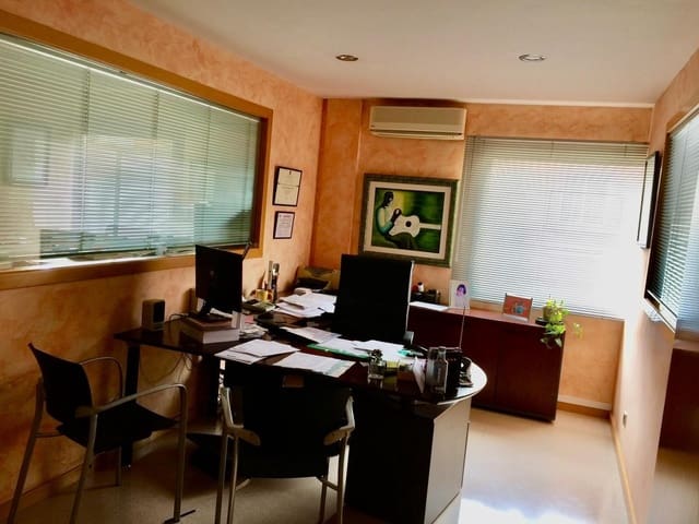 Erhverv til salg i Vilanova i la Geltrú med garage - € 198.500 (Ref: 8662409)