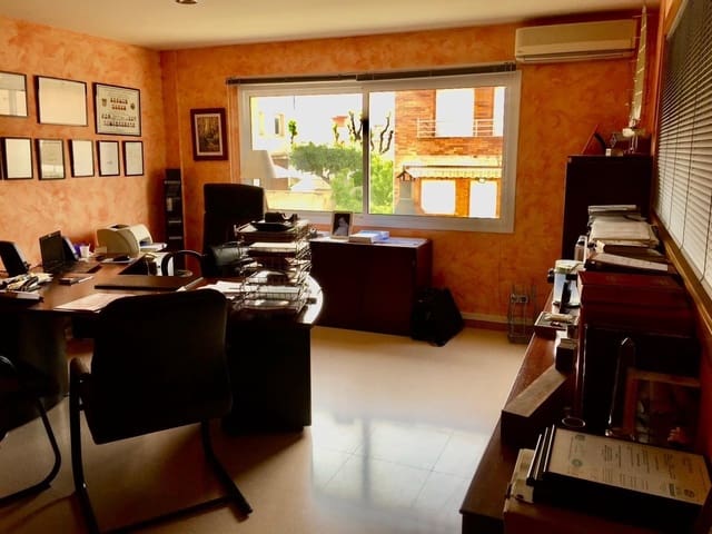 Erhverv til salg i Vilanova i la Geltrú med garage - € 198.500 (Ref: 8662409)
