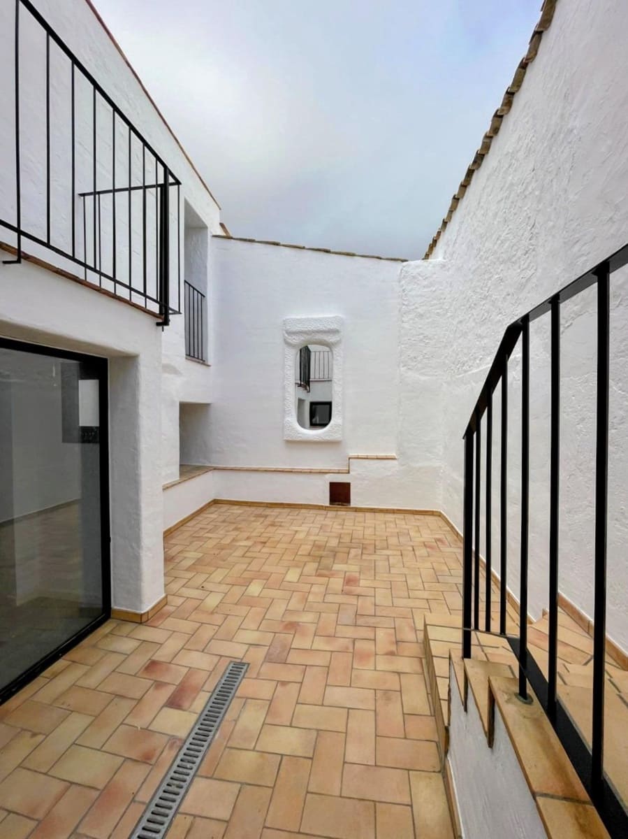 5 bedroom Townhouse for sale in Sant Pere de Ribes with garage - € 890,000 (Ref: 9262671)