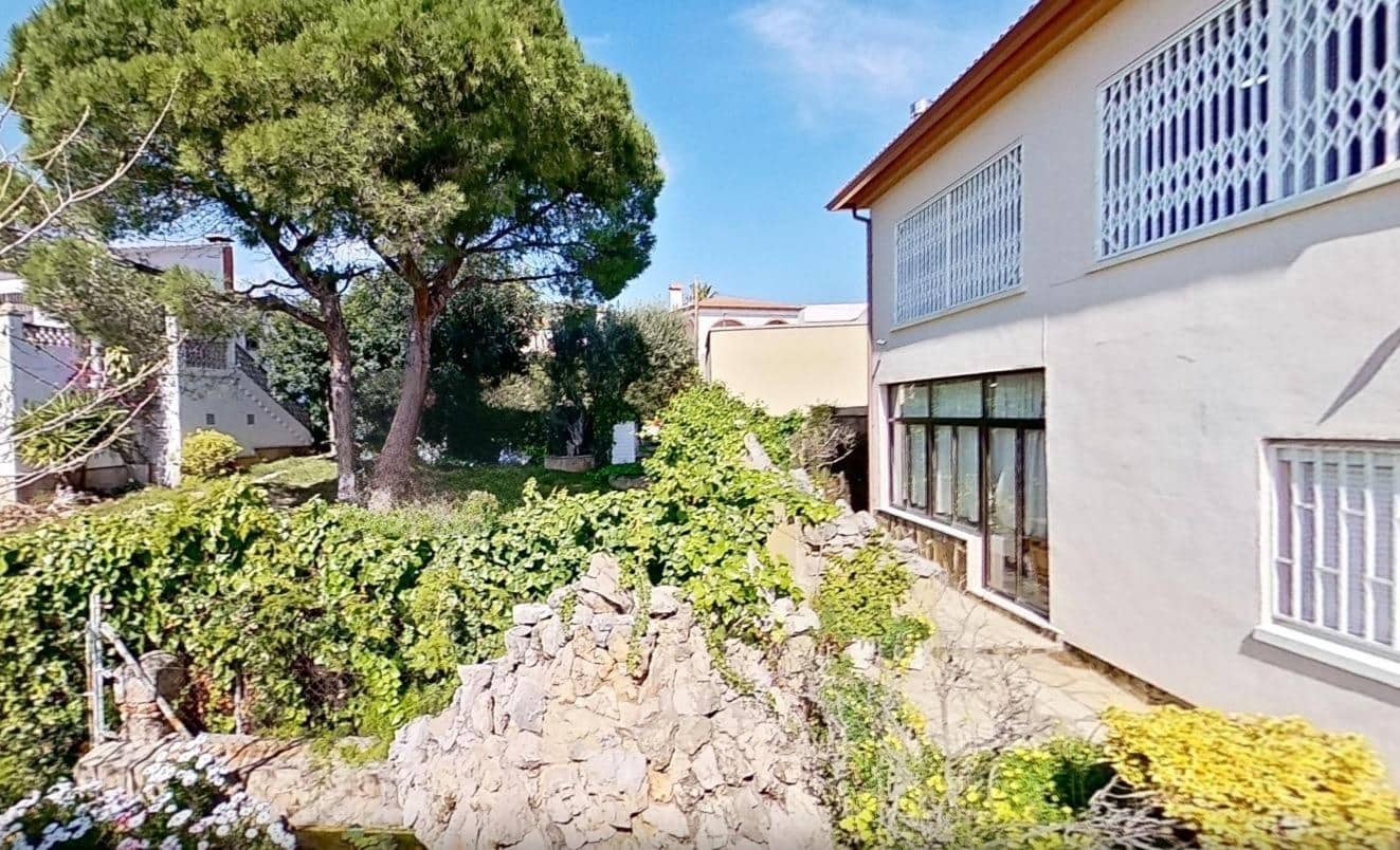 Chalet de 4 habitaciones en Calafell en venta con garaje - 540.000 € (Ref: 9424457)