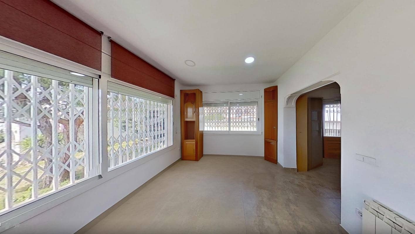Chalet de 4 habitaciones en Calafell en venta con garaje - 540.000 € (Ref: 9424457)