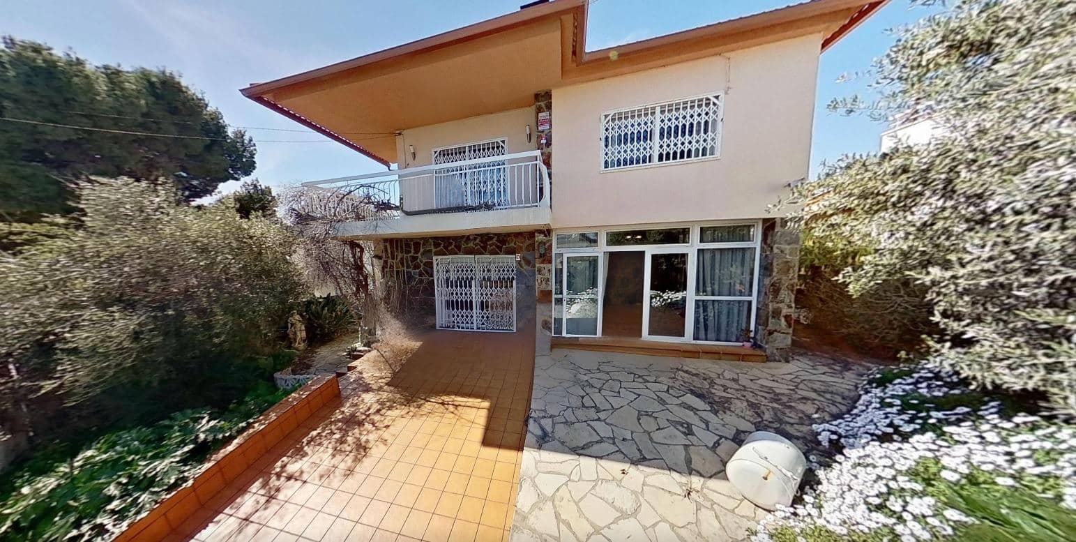 Chalet de 4 habitaciones en Calafell en venta con garaje - 540.000 € (Ref: 9424457)